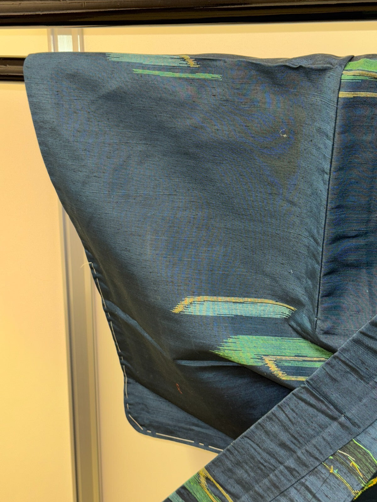 43077